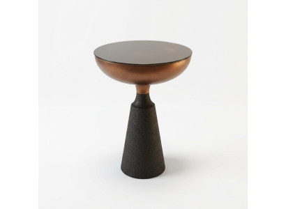 Table d'appoint ronde élégante conçue par un designer, meuble de salon avec plateau en verre.