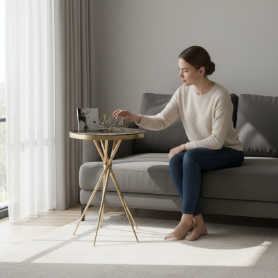 Table d'appoint ronde de luxe en acier inoxydable pour salon avec pied en acier.