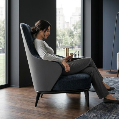 Fauteuil élégant avec accoudoirs gris foncé en bois naturel de style moderne.
