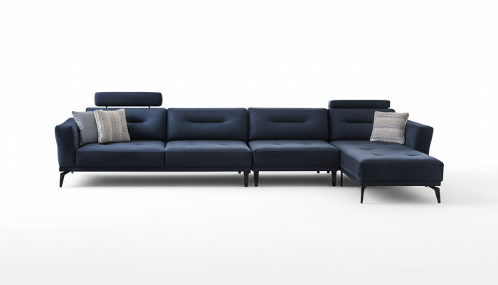 Salon en L L-forme avec un canapé d'angle bleu foncé de design moderne et luxueux.