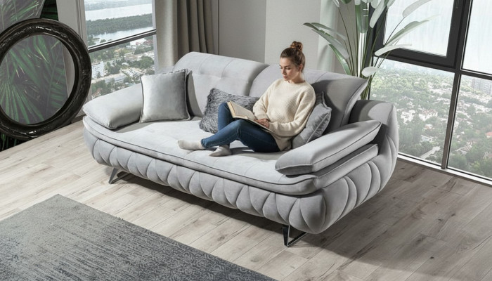 Grâce à la conception luxueuse moderne, il s'agit d'un canapé 3 places en tissu pour le salon, de couleur grise.