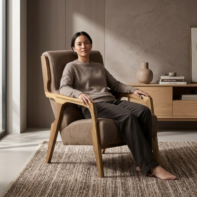Fauteuil gris design en cuir pour le salon, siège luxueux, meuble rembourré.
