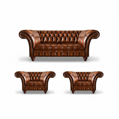 Salon marron en chesterfield avec deux fauteuils en cuir et un élégant canapé trois places.