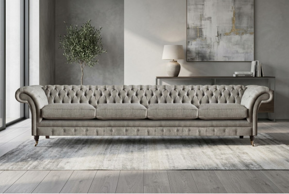 Canapé Chesterfield rembourré gris clair, 4 places, design en textile.