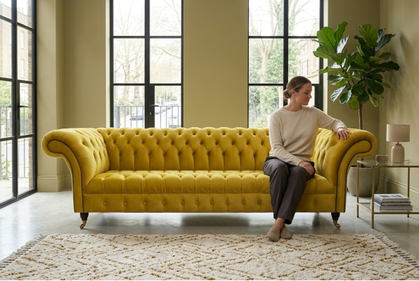 Chesterfield jaune canapé quatre places de designer meuble rembourré pour salon.