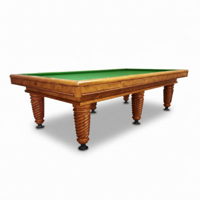 Table de billard en bois massif marron avec des détails élégants