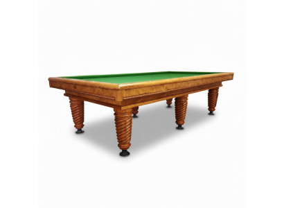 Table de billard en bois massif marron avec des détails élégants