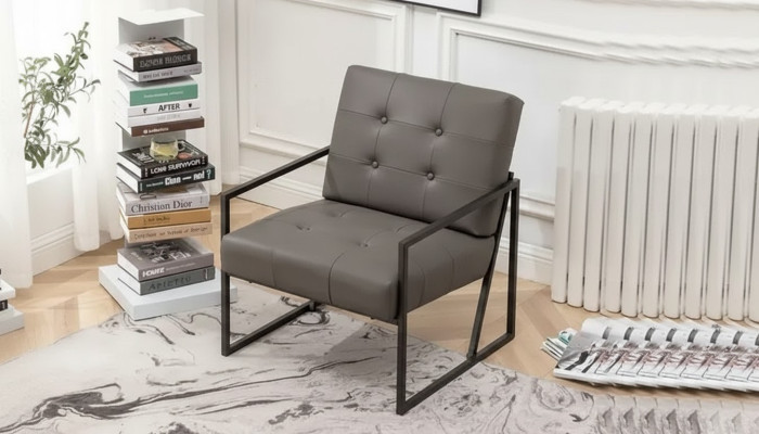 Fauteuil de salon gris foncé 1 place avec pieds en métal et revêtement en textile.