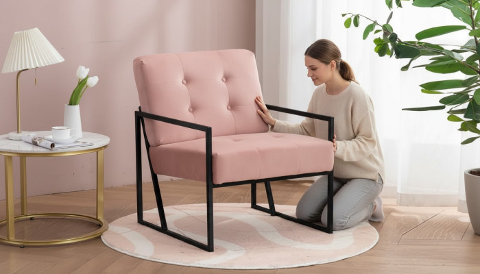 Fauteuil confortable 1 place en tissu rose pour le salon avec pieds en métal.