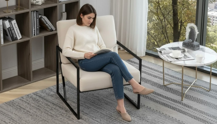 Fauteuil beige en textile, 1 place, pieds en métal pour salon ou salle à manger.