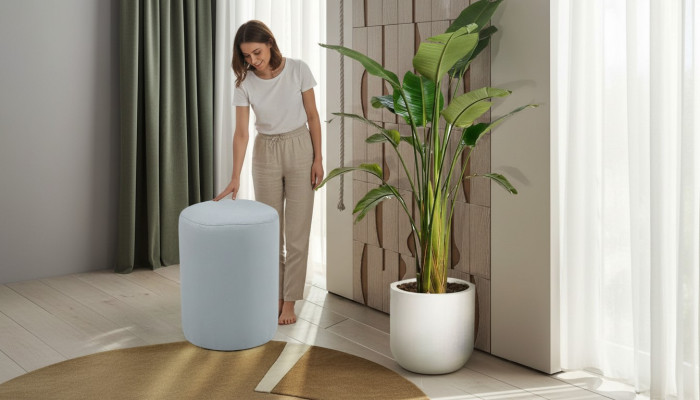 Tabouret luxueux avec une couverture textile blanche et un nouveau cadre en MDF