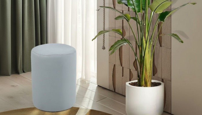 Tabouret luxueux avec une couverture textile blanche et un nouveau cadre en MDF