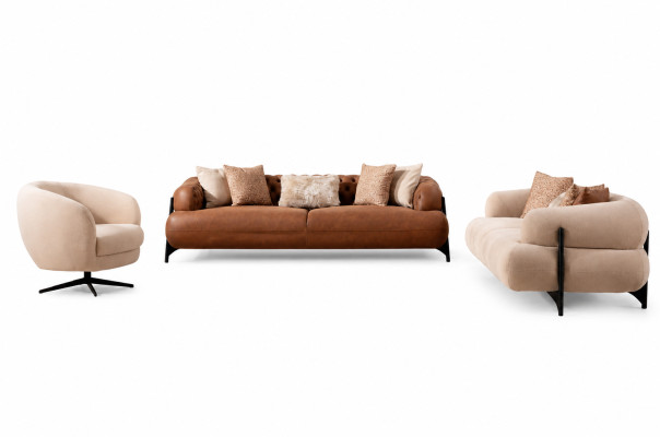 Salon en tissu taupe et blanc cassé, sofas trois places exclusifs, fauteuil.