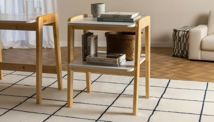 Bibliothèque beige et blanche design pour salon, meuble de rangement avec structure en bois.