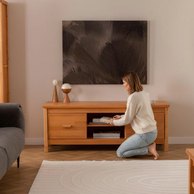Meuble TV brun élégant pour salon, meuble bas en bois avec tiroirs.