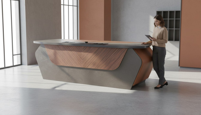 Bureau marron et gris bicolore au design moderne rectangulaire.