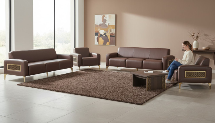 Ensemble de bureau marron en cuir : canapé trois places, 2 fauteuils inclinables, table basse.