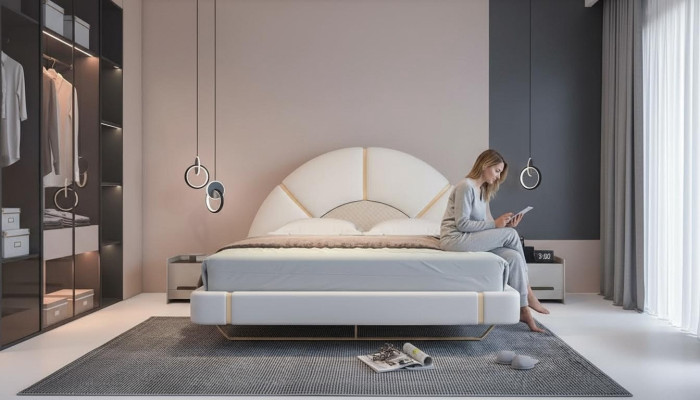 Lit luxueux au design moderne avec des détails dorés, tête de lit en forme de demi-lune