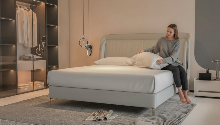 Lit de luxe moderne avec une tête de lit dorée élégante en gris