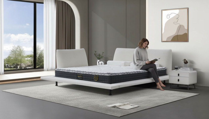 Lit boxspring moderne avec tête de lit blanche minimaliste