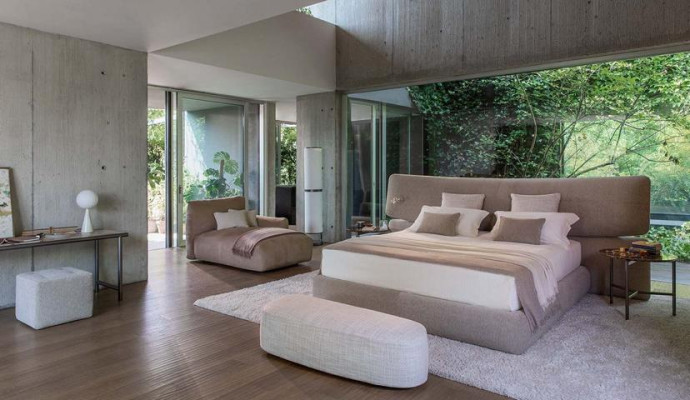Lit moderne en matériau noir luxueux avec tête de lit haute