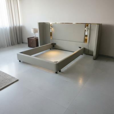 Lit de designer beige luxueux avec éclairage LED, cadre doré et tête de lit moderne