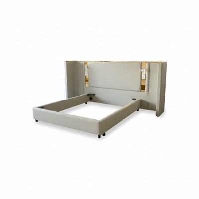 Lit de designer beige luxueux avec éclairage LED, cadre doré et tête de lit moderne