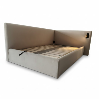 Lit beige avec un style moderne d'hôtel, éclairage LED et tête de lit luxueuse