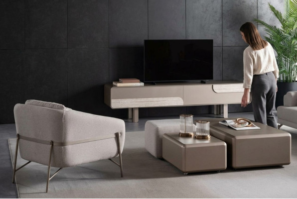 Canapé beige moderne avec fauteuil et meuble TV
