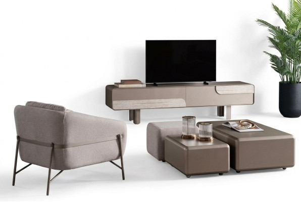 Canapé beige moderne avec fauteuil et meuble TV