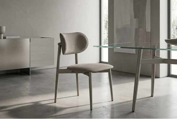 Chaise en tissu beige élégante pour le salon et la salle à manger