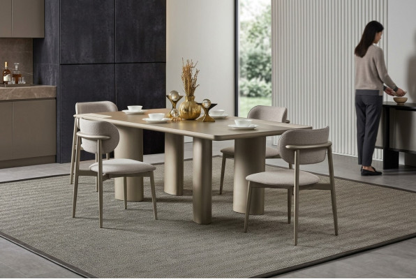 Table à manger beige élégant avec pieds en bois et 4 chaises en tissu