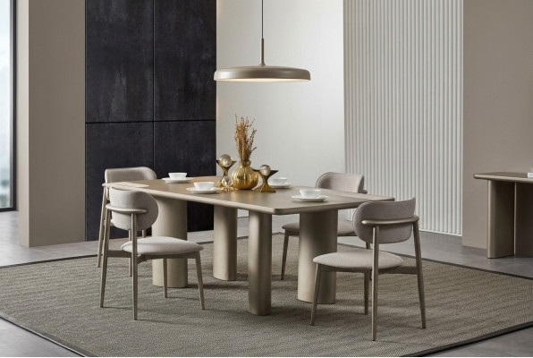 Table à manger beige élégant avec pieds en bois et 4 chaises en tissu