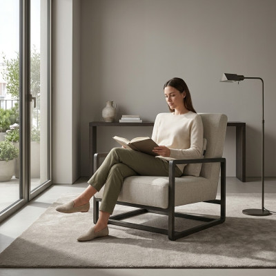 Fauteuil en tissu beige moderne avec cadre en bois