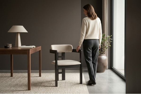 Chaise en bois et textile au design moderne