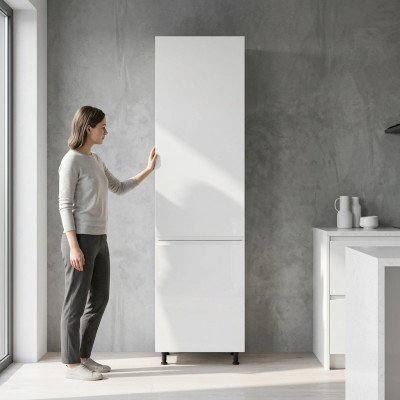 Armoire de cuisine haute avec étagères brillantes