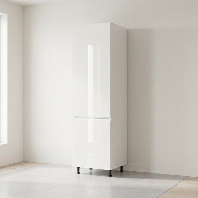 Armoire de cuisine haute avec étagères brillantes