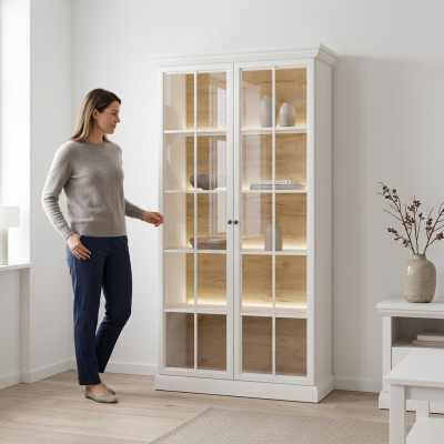 Buffet blanc avec vitrine