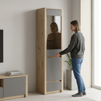 Vitrine en verre avec portes en verre, étagères en verre et tiroir
