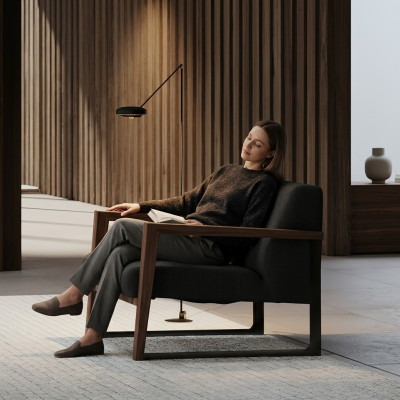 Fauteuil moderne rembourré pour une pièce confortable