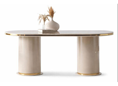 Eleganter Esstisch mit goldenen Akzenten und ovaler Tischplatte