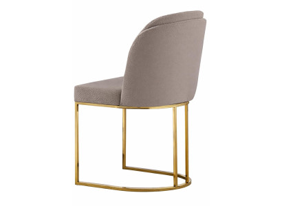 Eleganter Stuhl mit weichem Stoffbezug und goldfarbenem Metallrahmen
