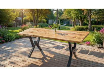 Massiver Esstisch aus Holz mit X-förmigem Metallgestell in Schwarz