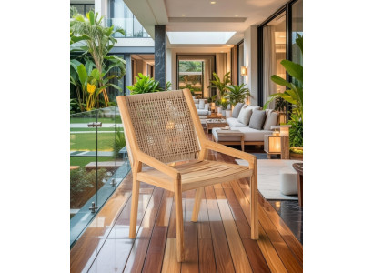 Eleganter Gartenstuhl aus Holz mit geflochtenem Rücken und Sitzfläche