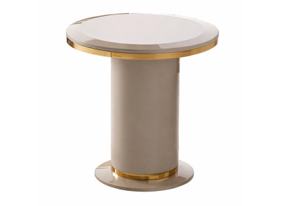 Luxuriöser Beistelltisch mit goldenen Akzenten und elegantem Design