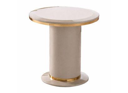 Eleganter Beistelltisch mit goldenen Akzenten und modernem Design