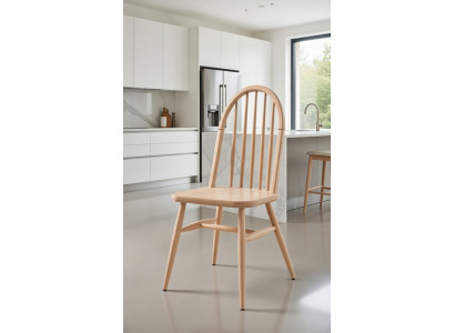 Eleganter Holzstuhl beige mit ergonomischer Rückenlehne für Komfort
