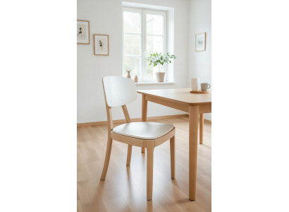 Komfortabler Stuhl aus Naturholz mit weißer Sitzfläche und Rückenlehne