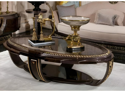 Hochwertiger Couchtisch mit kunstvollen Details und luxuriösem Finish