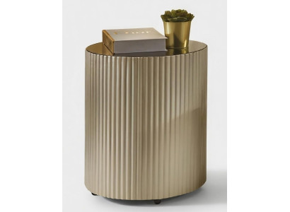 Eleganter goldfarbener Beistelltisch mit gerilltem Design und Metall